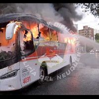 Se incendió un colectivo que trasladaba a 17 trabajadores petroleros