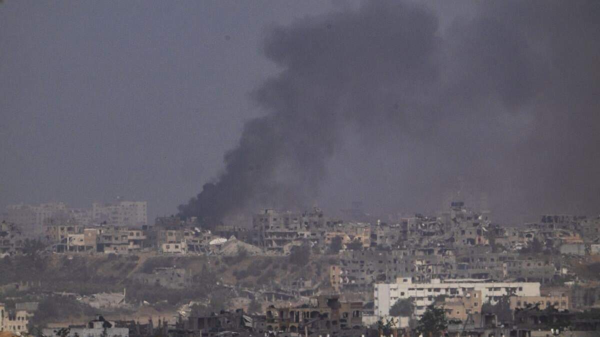 Una humareda de alza en el cielo tras una explosión en la Franja de Gaza, vista desde el sur de Israel