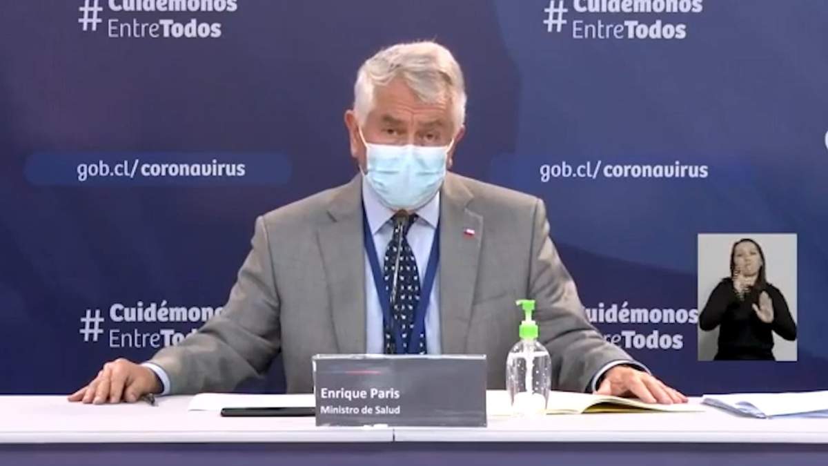 El ministro de salud chileno, Enrique Paris, en su reporte diario de coronavirus
