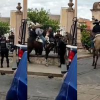 VIDEO: Jinetes y policías se enfrentan a golpes en pleno Jerez, Zacatecas
