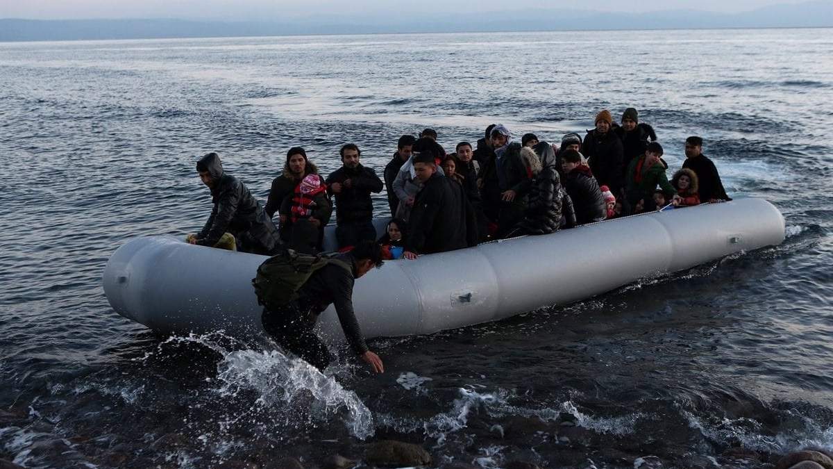 Rescatan a 77 migrantes de un yate en problemas cerca de las islas griegas del mar Egeo