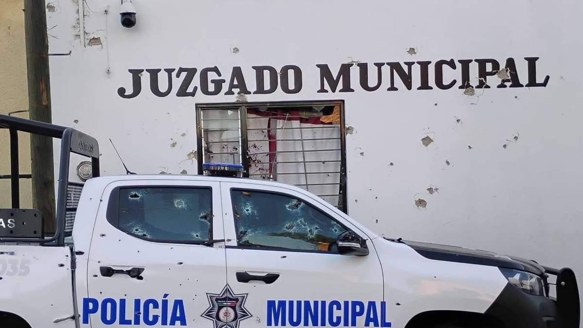 Una patrulla con impactos de bala tras un ataque con armas de grueso calibre en Trinidad García de la Cadena, Zacatecas