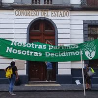 Feministas toman instalaciones del Congreso de Puebla y radio BUAP