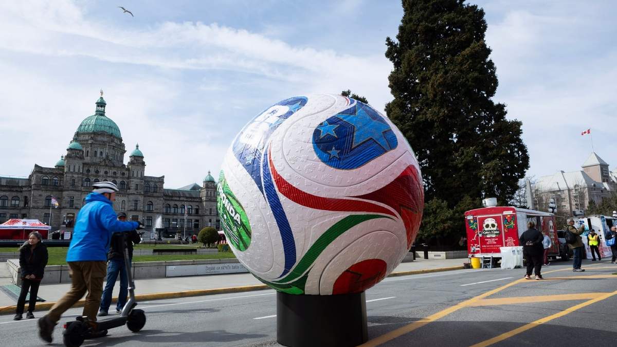 Aficionados pasean cerca de la legislatura de Victoria, Canadá, para participar en una cuenta regresiva para el Mundial