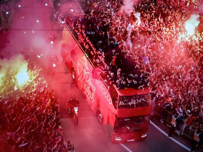 Reciben como héroes a los seleccionados de futbol de Marruecos
