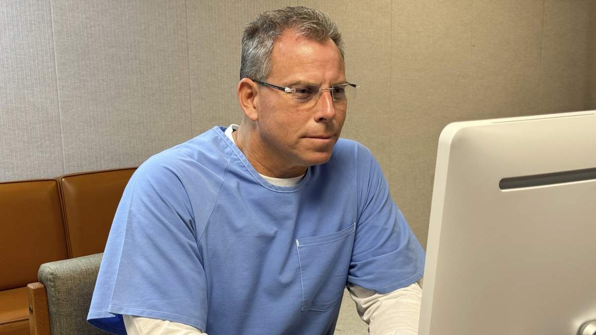 Erik Menendez comparece en una videollamada el jueves 21 de agosto de 2025, en la penitenciaria Richard J. Donovan en San Diego