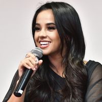 Becky G festeja lo nuevo y lo viejo con estas imperdibles fotos. ¿Te animás a verla?