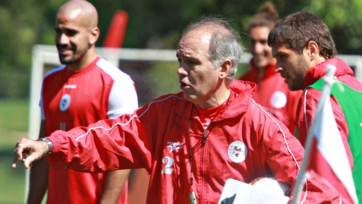 Alejandro Sabella en una práctica de Estudiantes con el actual presidente del club