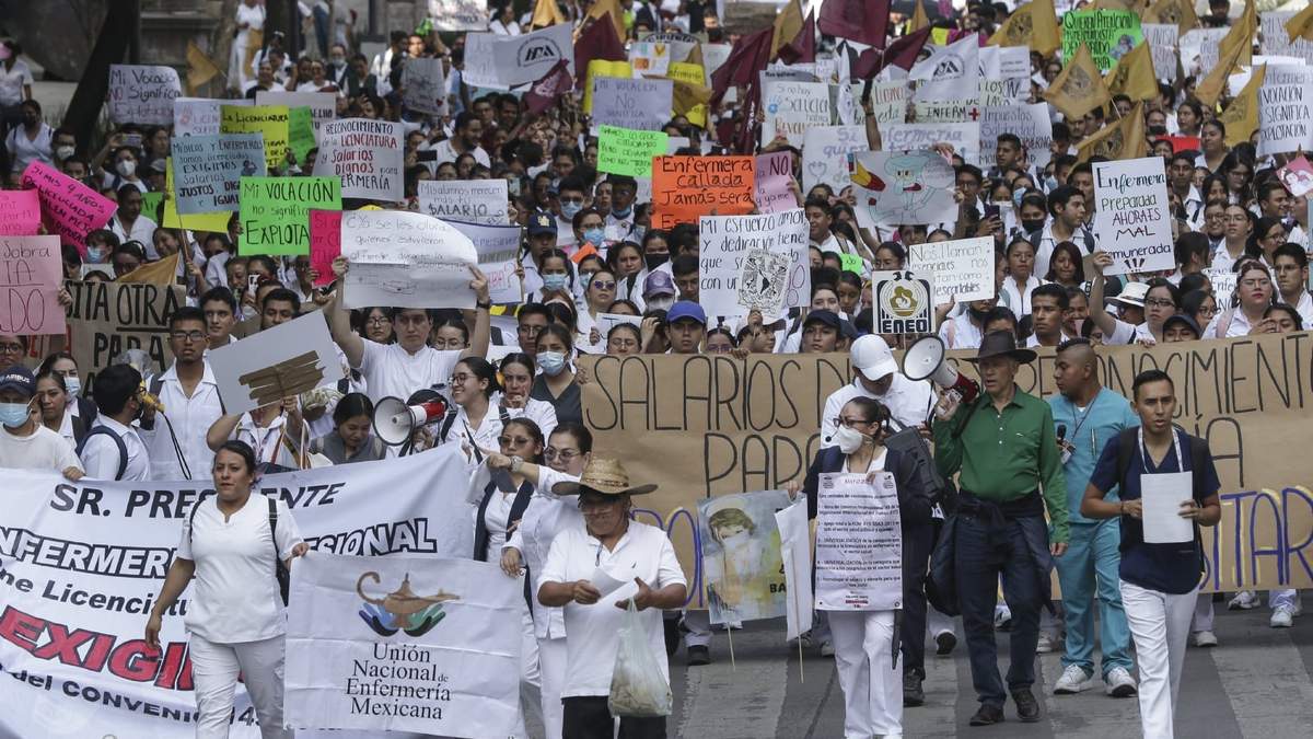 Estudiantes de enfermería y del sector salud protestan sobre Paseo de la Reforma