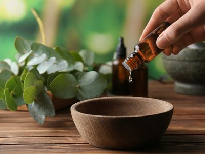 Del jardín al botiquín: el poderoso árbol con el que podés hacer un efectivo gel expectorante para los primeros fríos del invierno