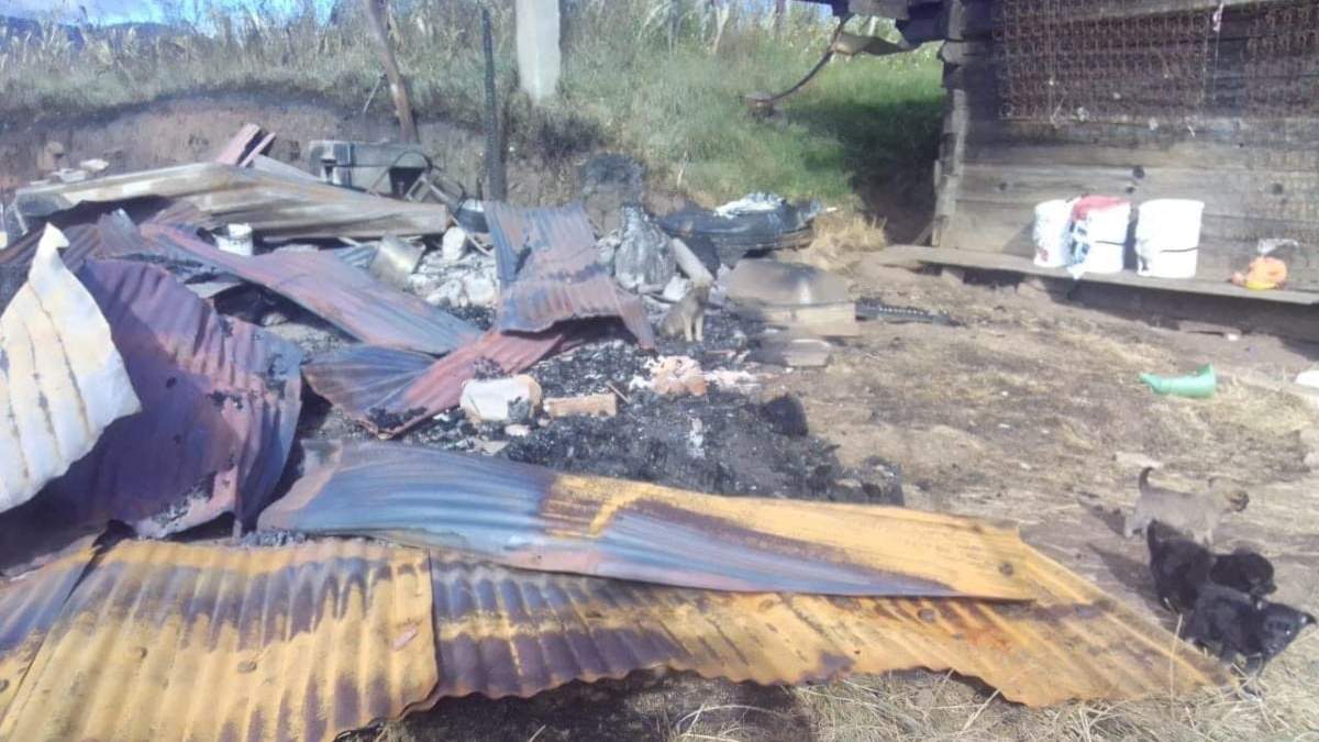 Casas incendiadas durante un ataque contra tres comunidades mixtecas de Oaxaca