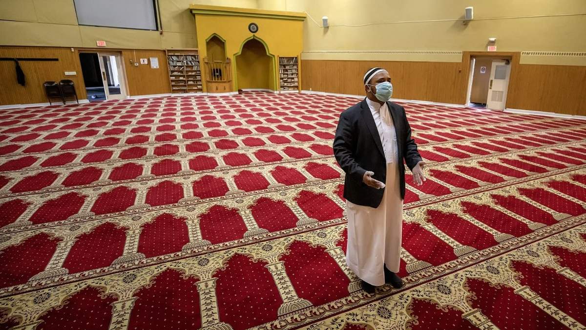 Un musulmán asiste a una mezquita en el Reino Unido. Fuente: (Twitter)