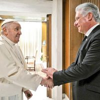 Un convaleciente Francisco recibe al presidente de Cuba en el Vaticano