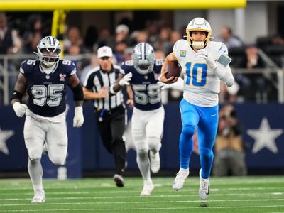 Los Chargers mantienen el camino a los playoffs al derrotar 34-17 a los Cowboys