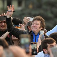 Milei criticó a Cristina en Santiago: “La líder de ellos anda con tobillera”