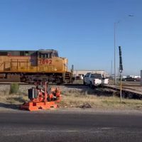 Un tren destroza una camioneta que había chocado previamente (Video)