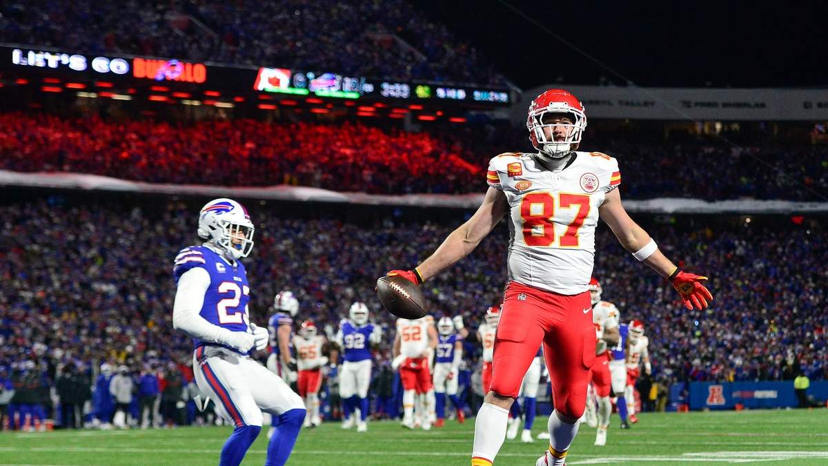 Travis Kelce anota un touchdown en contra de los Bills de Buffalo