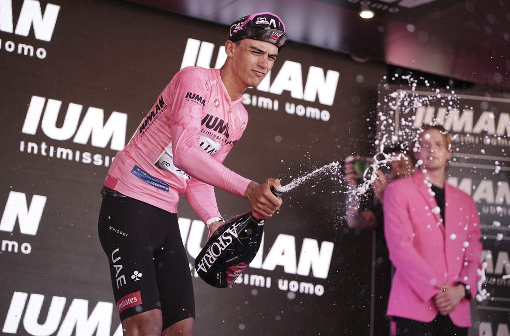 El mexicano Isaac del Toro viste la Maglia Rosa en el podio después de la etapa 18 del Giro de Italia, en la ruta de Morbegno a Cesano Maderno, Italia, jueves 29 de mayo de 2025
