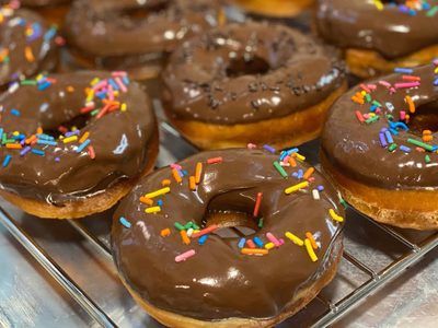 Mini donas de chocolate sin gluten y sin horno: una receta exprés para disfrutar en la merienda de la tarde