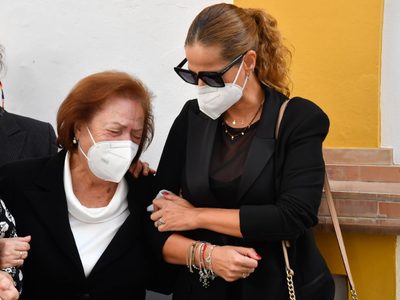 Triste escena: las desgarradoras imágenes de Pastora Soler y su madre en el velorio de su papá