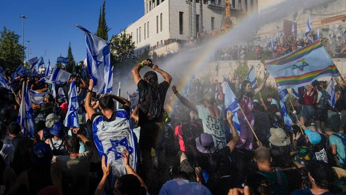 La policía israelí utiliza un cañón de agua para dispersar una protesta contra los planes del primer ministro Benjamin Netanyahu para reformar el sistema judicial, en Jerusalén