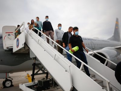 Aterriza en Chiapas avión con 121 mexicanos deportados de EU