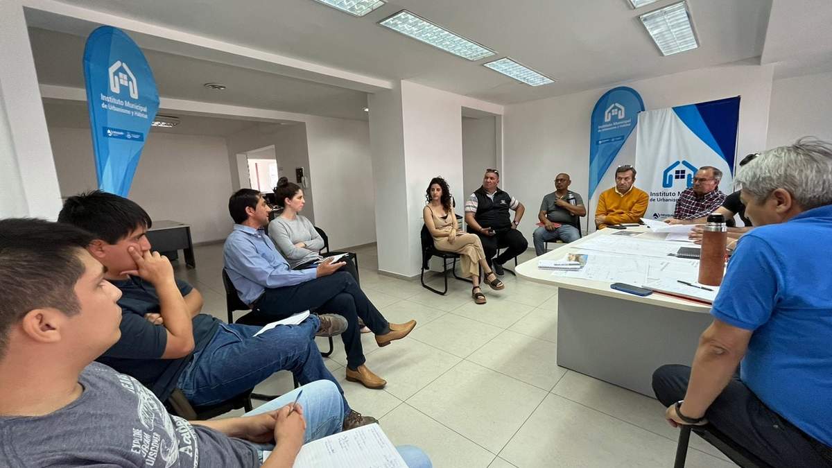 Vecinos de Valentina Norte Rural se reunieron con la concejal Ana Servidio y el titular del IMUH, Marcos Zapata. Fuente: (Facebook)