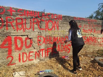 Familias intervienen barda del panteón de Jojutla para exigir plan integral de exhumaciones (Video)