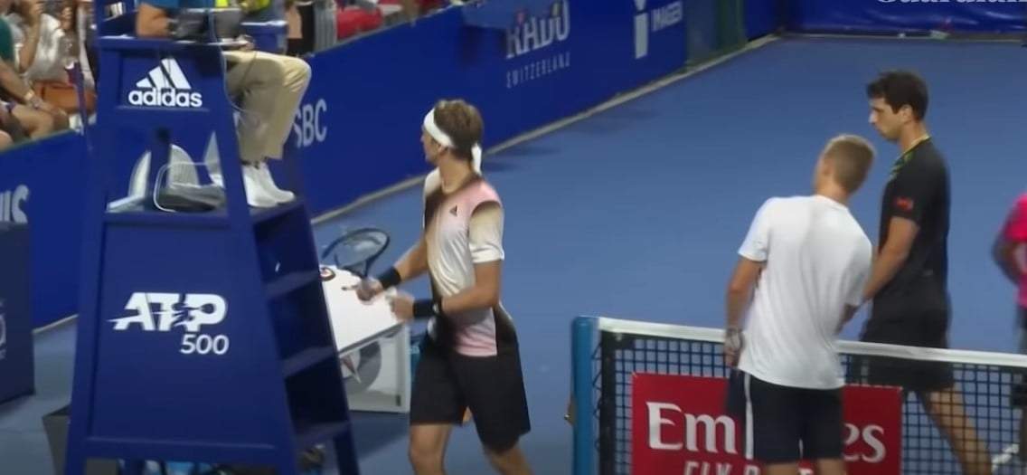 El tenista Alexander Zverev al momento de agredir al árbitro