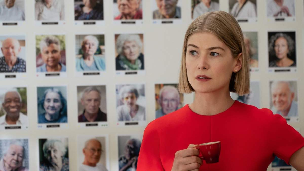 Rosamund Pike en "Descuida, yo te cuido"