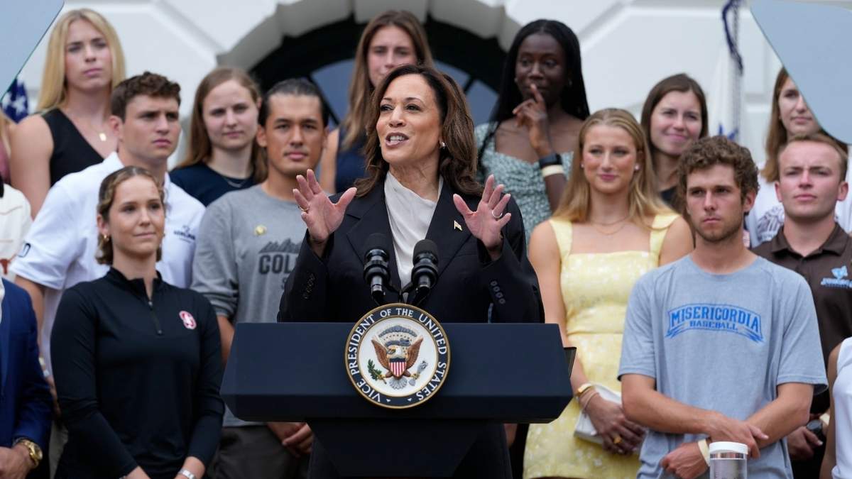 La vicepresidenta Kamala Harris habla desde el jardín sur de la Casa Blanca en Washington, el lunes 22 de julio de 2024, durante un evento con atletas universitarios de la NCAA