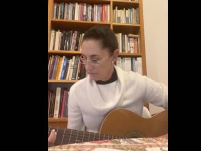 Sheinbaum debuta en Facebook Live, muestra su departamento y toca la guitarra (Video)