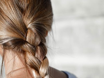 Trenza invertida: la moda viral para lucir un cabello como recién peinado en la peluquería