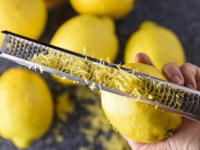 No tires las cáscaras de limón: prepará esta sal para condimentar tus comidas y más saludable que la común