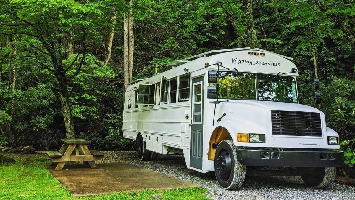 Restauran un bus para viajar por el mundo. Fuente: (Instagram)