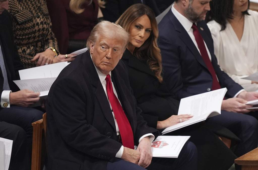 Donald Trump, Melania Trump, JD Vance y Usha Vance en el servicio interreligioso en la Catedral Nacional de Washington