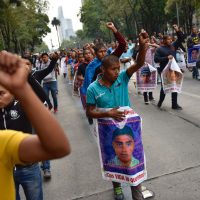 Claman justicia por normalistas de Ayotzinapa desaparecidos hace 35 meses