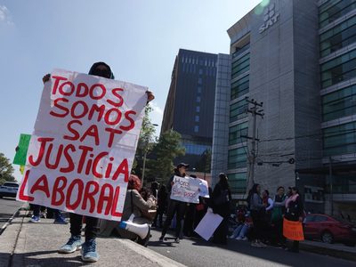 Por segundo día consecutivo, empleados del SAT exigen con bloqueos mejoras salariales