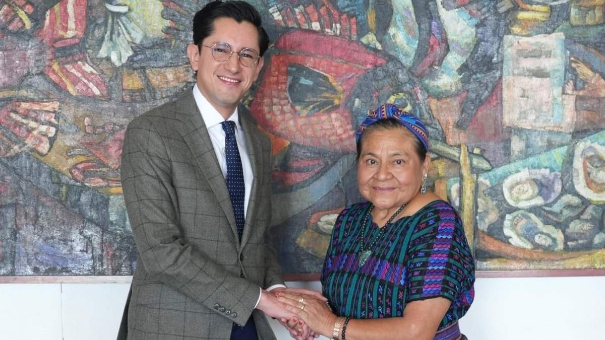 Rigoberta Menchú con el canciller mexicano
