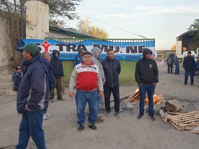 Municipales de Neuquén se manifestaron en la sede del oeste por falta de camiones y calefacción