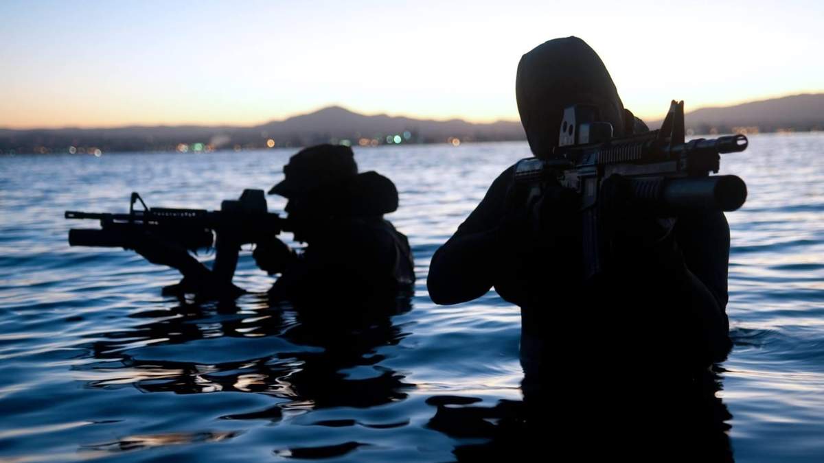 Dos elementos de la Navy SEALs de Estados Unidos