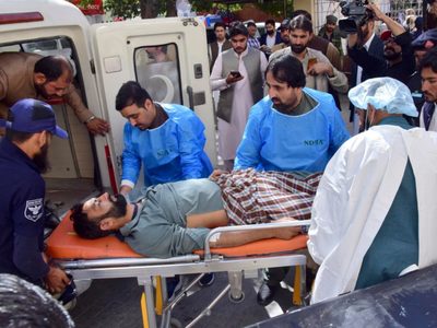 Una bomba junto a la carretera mata a 9 personas, incluidos 5 niños, en el suroeste de Pakistán