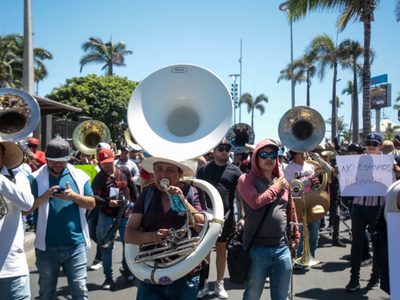 Cuestionan concierto en inglés en playa de Mazatlán tras restricciones a los músicos de banda
