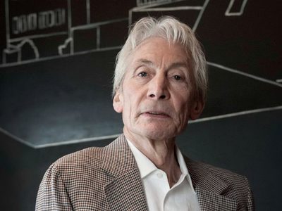 ¡Con lo que tenía a mano! El baterista de los Rolling Stones sorprendió con su mágica interpretación
