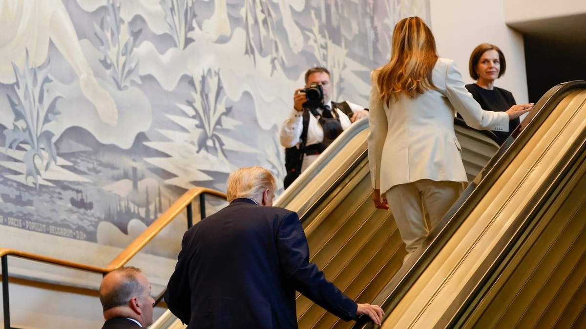 Donald Trump y la primera dama Melania Trump suben por la escalera mecánica después de que ésta se detuviera mientras se dirigían al Salón de la Asamblea General, en la sede de la ONU
