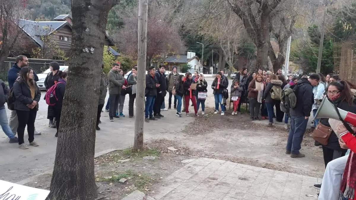 Ciudadanos en la manifestación frente a la sede de la Dirección Provincial de Educación Superior de San Martín de los Andes. Fuente: (Twitter)