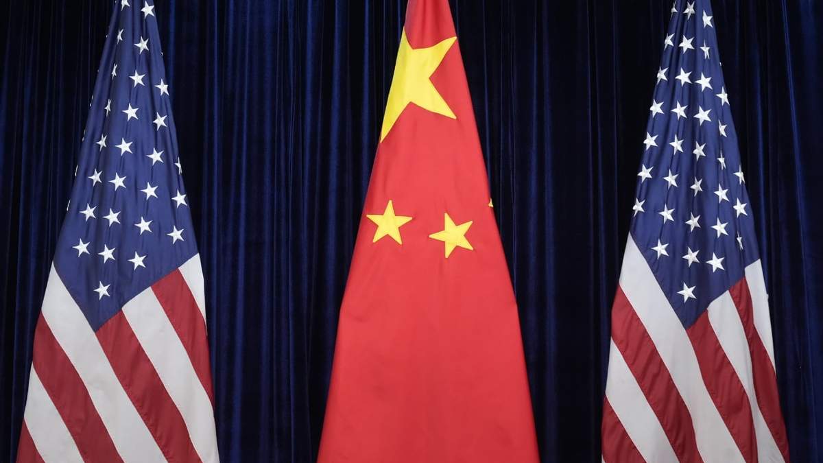 Banderas de Estados Unidos y China en el Aeropuerto Internacional Gimhae en Busan, Corea del Sur