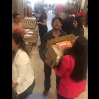 Padres y maestros “asaltan” almacén de libros de texto gratuitos en Chihuahua (Video)