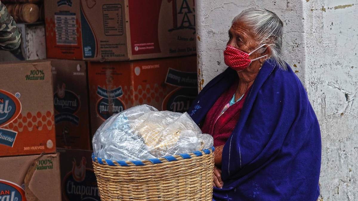Una señora de la tercera edad vende tortillas en calles de Chilpancingo