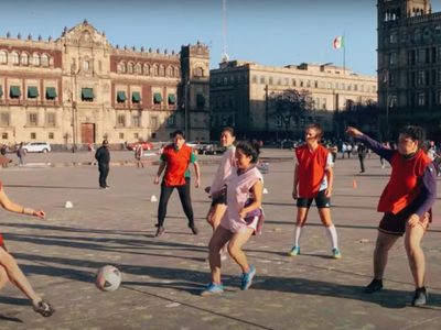 Con retas en el Zócalo, mujeres muestran que "Otro futbol es posible"